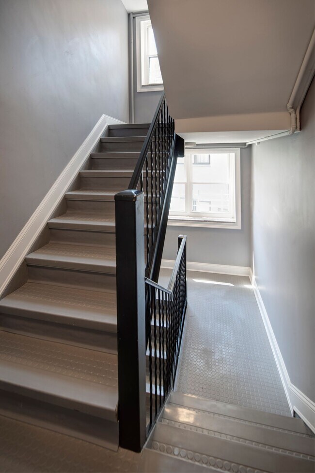 Foto del edificio - Villa Malta: On-Site Washer & Dryer, Water Included, Cat Friendly, and Walk-In Closets