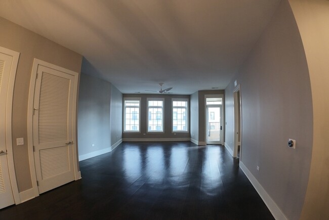 Building Photo - 2050 N Clark St