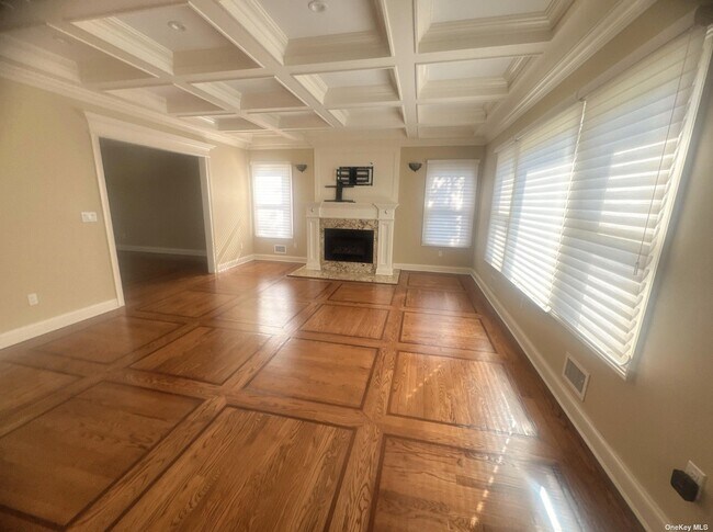 Building Photo - 11 Sagamore Way S