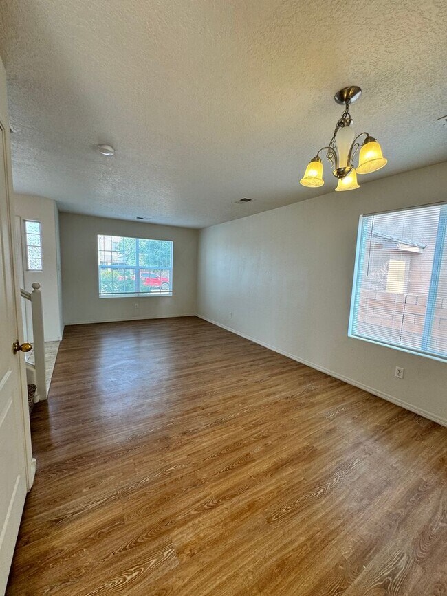 Building Photo - Move in special! 1/2 off 1st months' rent!...
