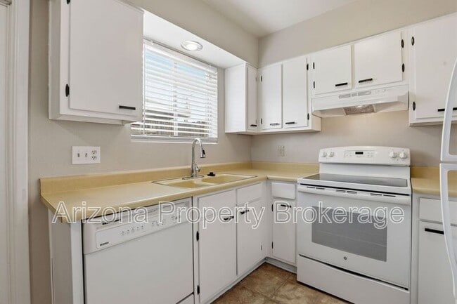 Photo - 3934 E Piccadilly Rd Townhome