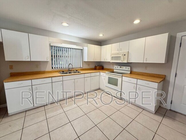 Foto del edificio - 2201 Granada Blvd