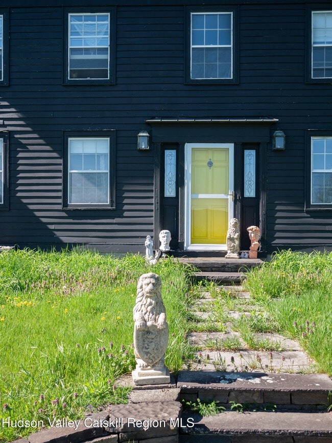 Foto del edificio - 483 Travis Hill Rd