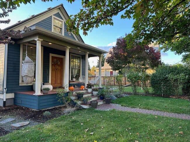 Building Photo - Updated SE Portland Craftsman