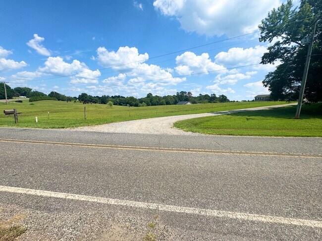 Foto del edificio - North Iredell - 3 Bedroom / 2 Bathroom