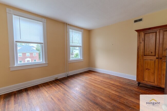 Foto del edificio - 2900 E Strathmore Ave