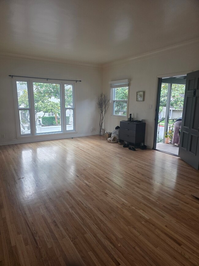 Building Photo - 257 N Almont Dr