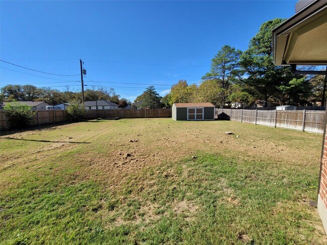 Foto del edificio - 3 BR/2BA | Single Family Home with large lot | 2-Car Garage | Large fenced backyard