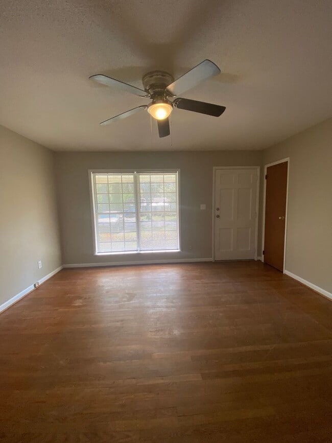 Photo - 197 Merlin Dr House