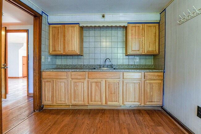 Kitchen - 579 E Woodbridge Ave