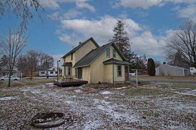 Building Photo - 828 10th Ave N