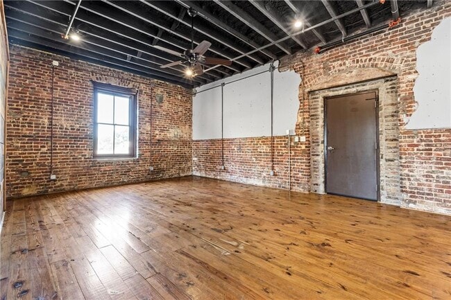 Building Photo - 558 St Francis St