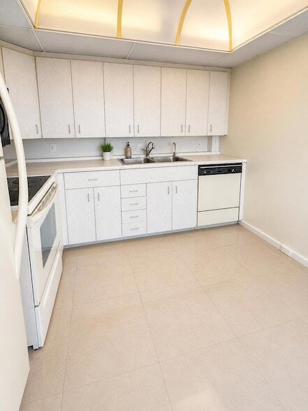 Photo - 4024 Newcastle B Unit Apartment