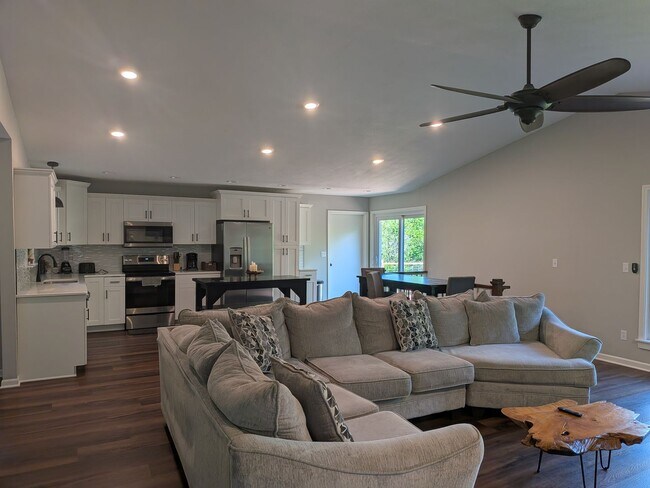 Foto del edificio - 7802 Rollingwood W Dr