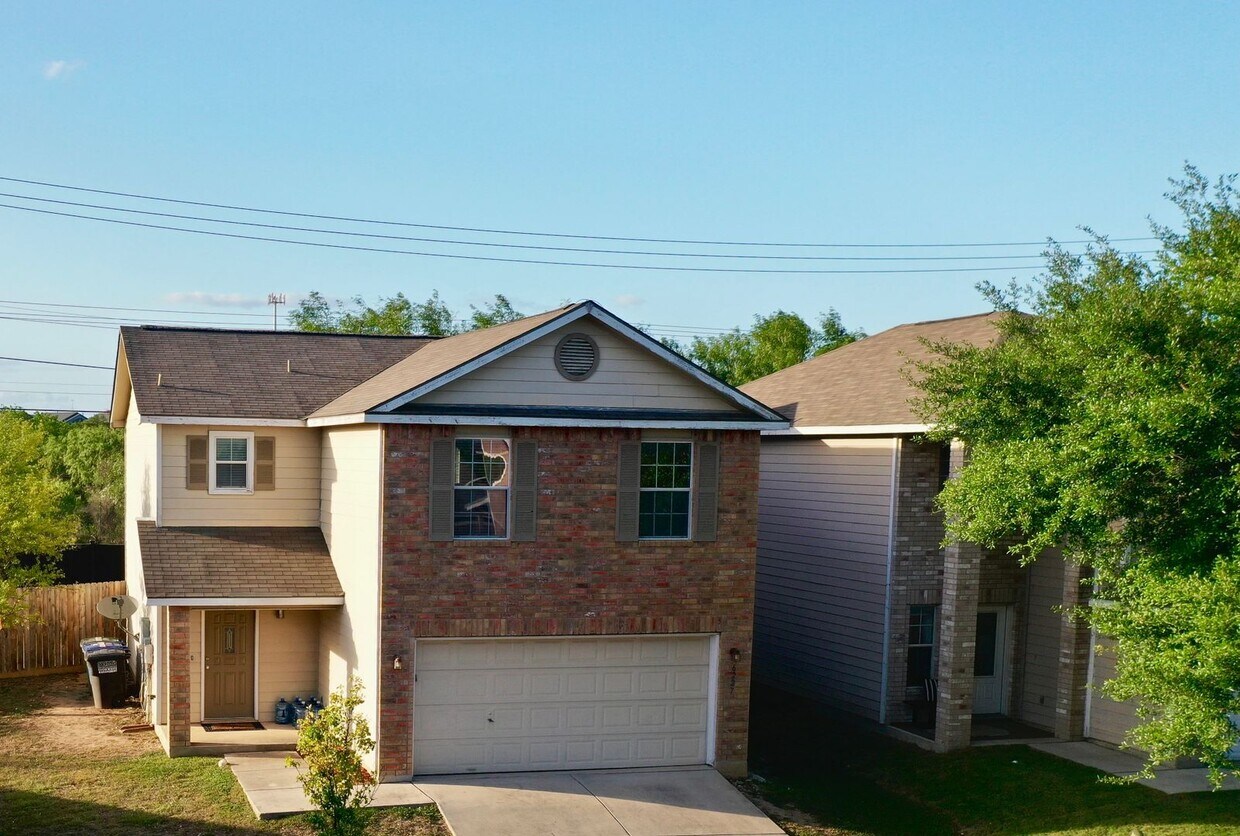 Spacious 3BR / 2.5BA Two-Story Home Near UTSA - Spacious 3BR / 2.5BA Two-Story Home Near UTSA