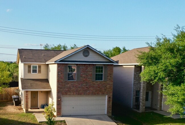 Spacious 3BR / 2.5BA Two-Story Home Near UTSA - Spacious 3BR / 2.5BA Two-Story Home Near UTSA