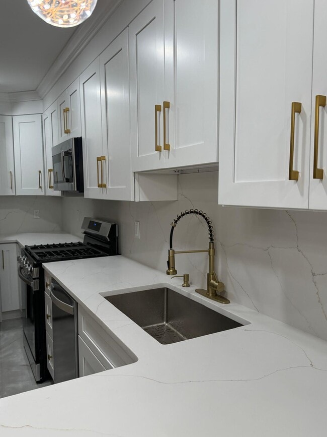 Building Photo - 13 Brook St