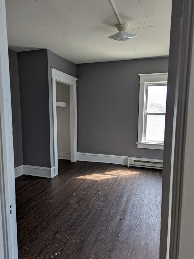 Building Photo - 473 Crescent St