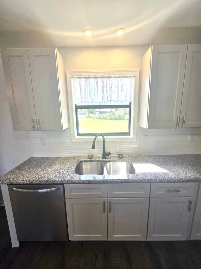 Building Photo - Location Friendly!!