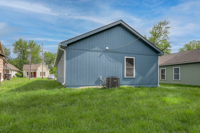 Building Photo - 305 E Short Ave