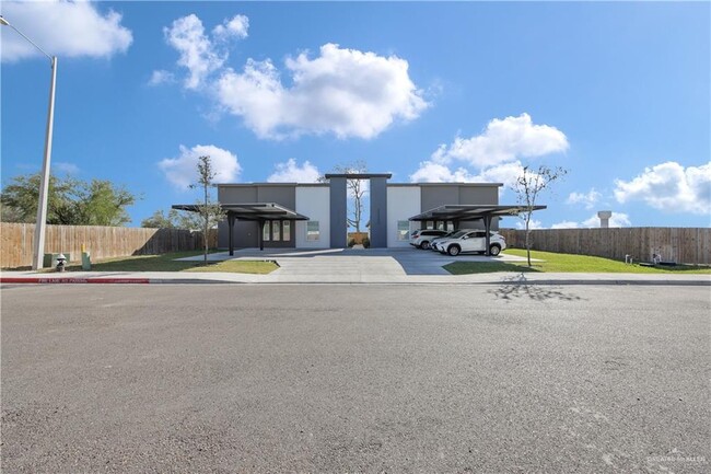 Building Photo - 17 E Mayfair St