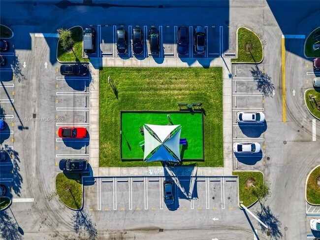 Foto del edificio - 8045 NW 104th Ave