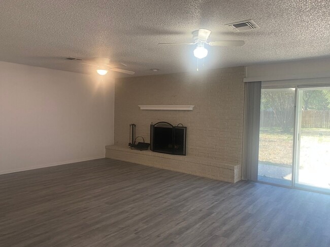 Building Photo - 3 BEDROOM, NEAR BELTON HIGH SCHOOL