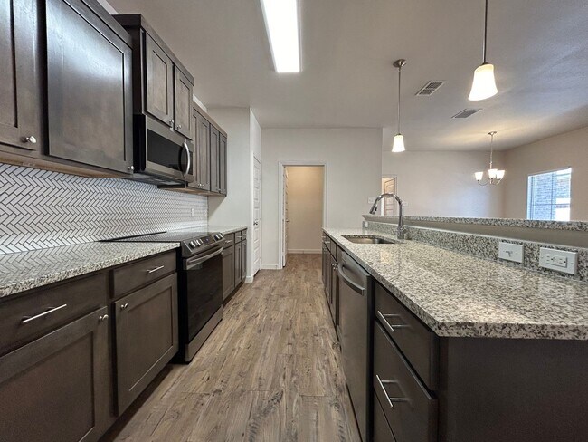 Building Photo - Beautiful 3/2 Located Directly East Of Coo...