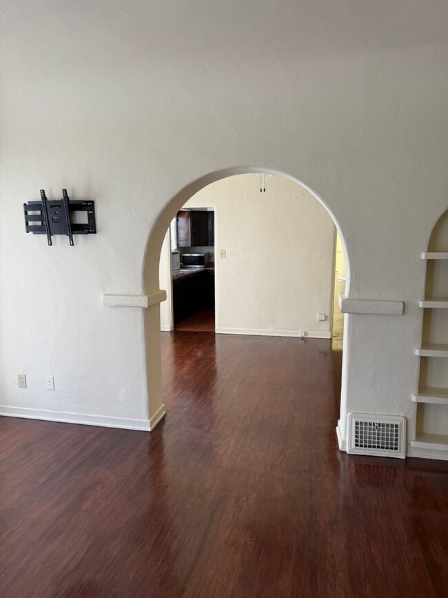 Building Photo - 906 S Curson Ave