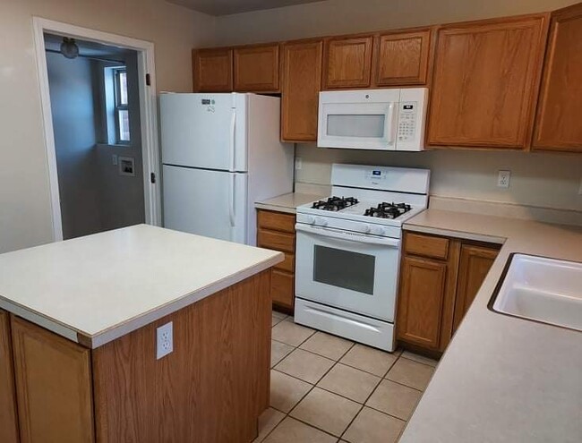 Cocina y sala de lavandería - 420 Pembrook Ln
