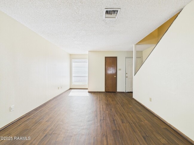 Foto del edificio - 201 High Meadows Blvd