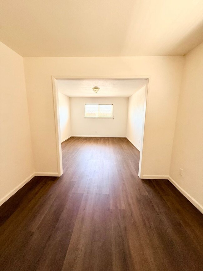 Building Photo - Luxury 1 Bedroom 1 Bathroom Available Now!