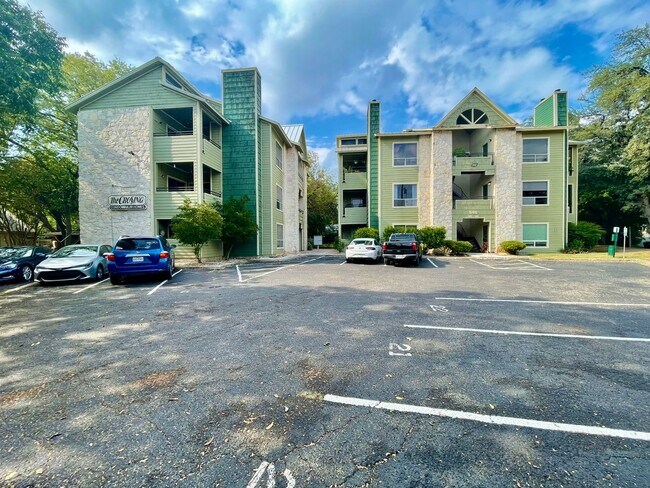 Foto del edificio - Centrally Located Condo - 2 Bedroom and 2 ...