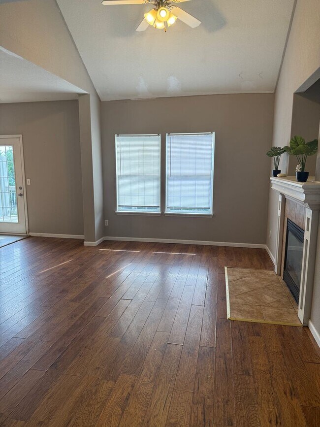Foto del edificio - Charming Townhome, Prime Location, Cozy Li...