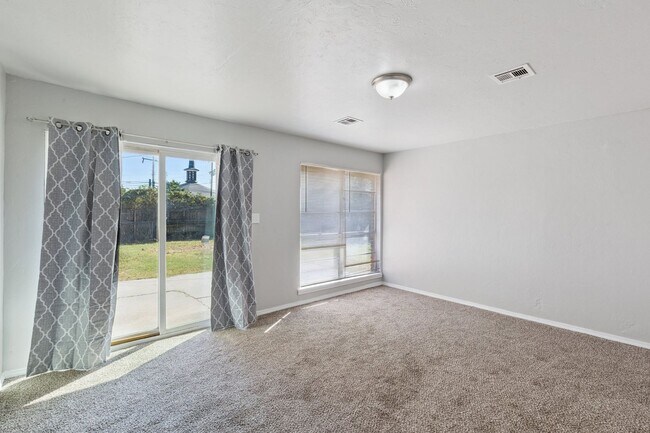 Foto del edificio - 3 bed, 2.5  bath house in Warr Acres