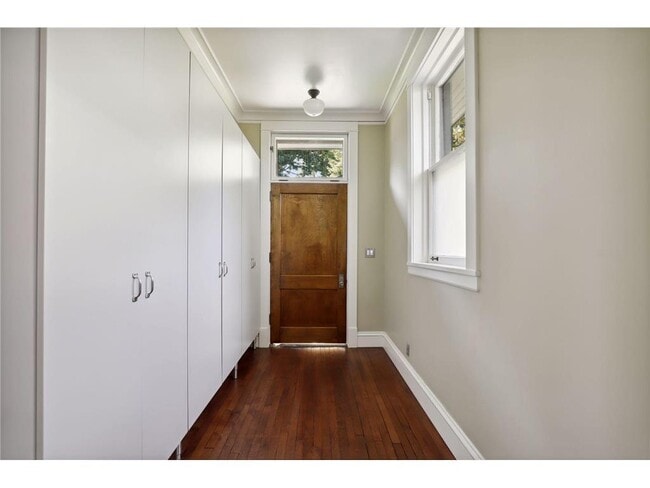 Building Photo - 1720 Mt Curve Ave