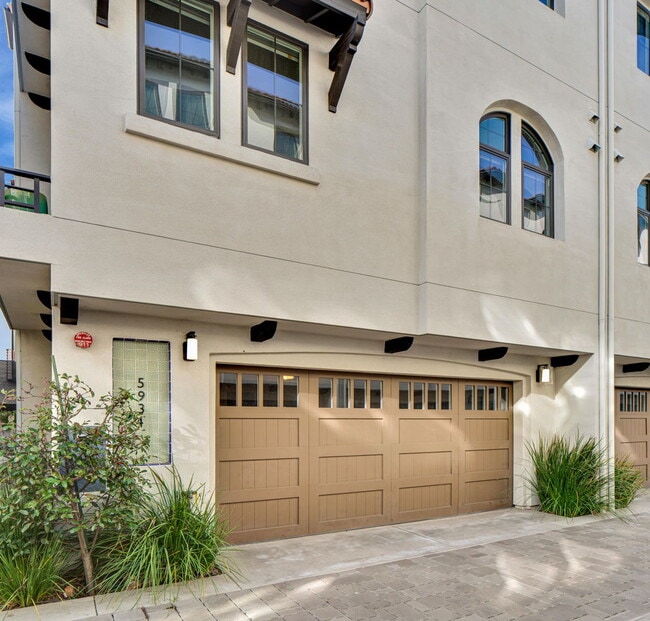 Building Photo - 5934 W Luna Park