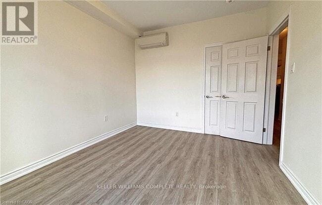 Building Photo - 2 Wentworth St S