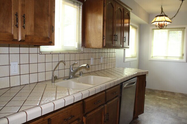 Building Photo - 1351 Diamond Ave