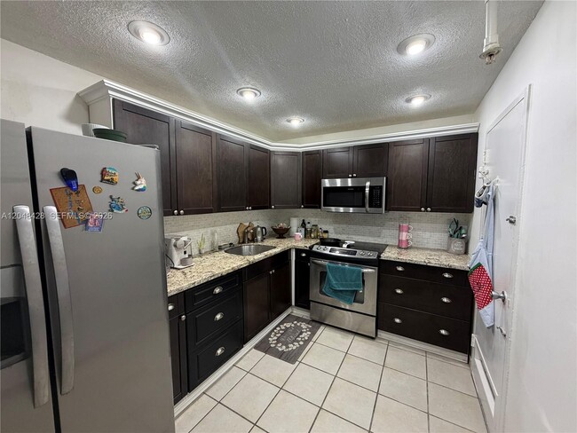 Foto del edificio - 400 Kings Point Dr