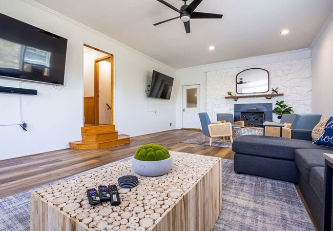 Building Photo - 9551 Peterson Dr