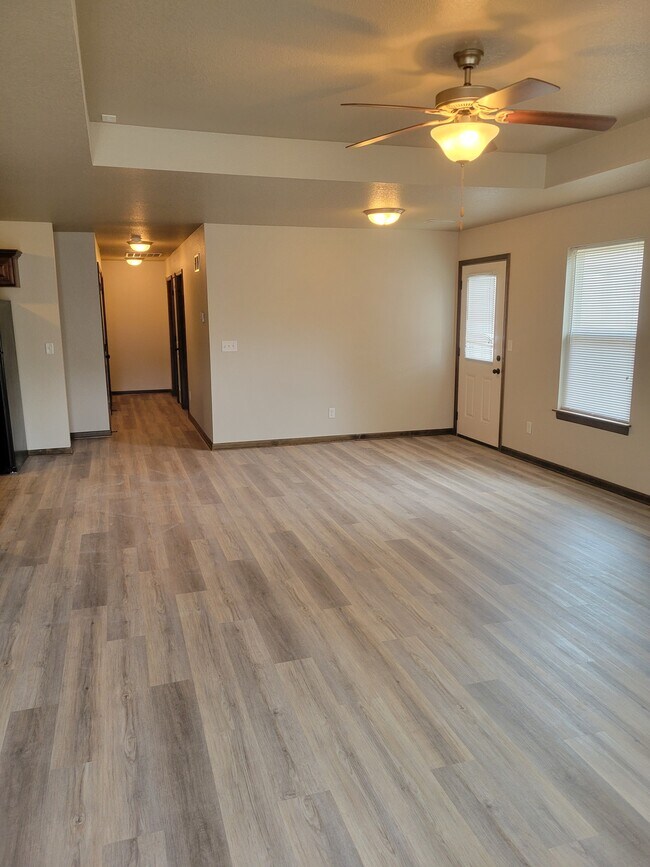 Building Photo - 127 SW Rose Garden Ln