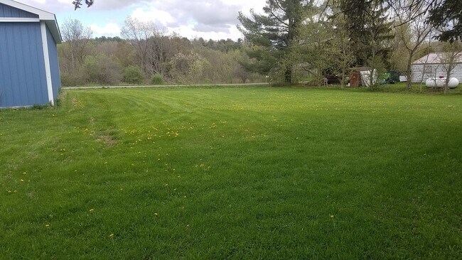 Building Photo - 3Br 1.5 bath with a HUGE garage & Fenced yard
