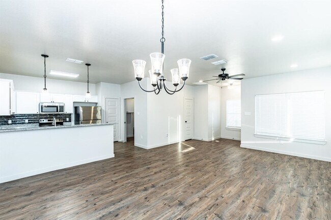 Building Photo - Gorgeous 2 bed Townhome in Wolfforth!!