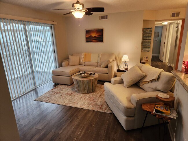 Foto del edificio - South Bay Lakes 2-Bedroom, 2-Bathroom Condo