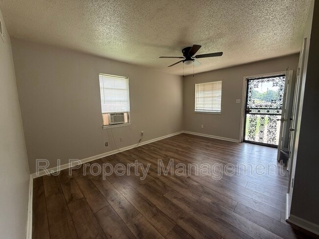 Foto del edificio - 2968 Lark Rd