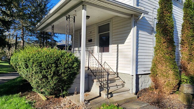 Building Photo - Exquisitely remodeled single-family home, ...