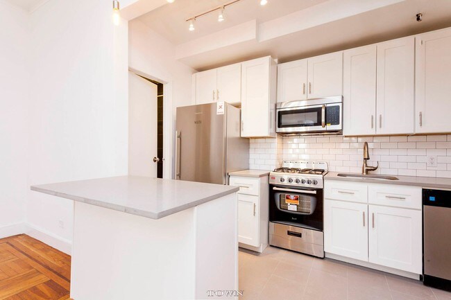 Building Photo - 271 5th Ave