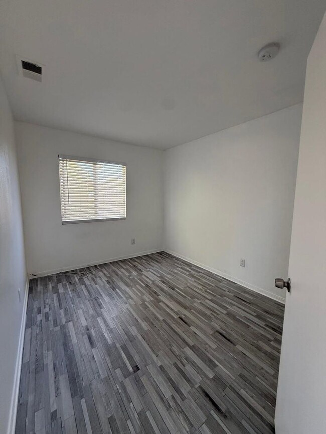 Building Photo - Spacious Beautiful Home with Private Patio