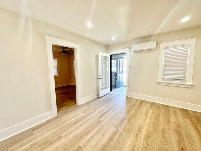 Building Photo - 342 W 91st Pl